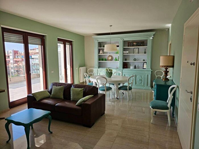 Appartamento quadrilocale in affitto in Via Vittorio Malcangi, Trani