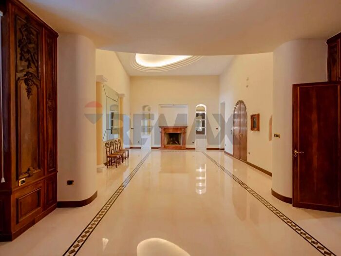 Appartamento con 12 locali in vendita in Piazza Trieste, Trani