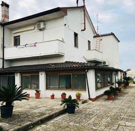 Casa con 6 locali in vendita in Latina