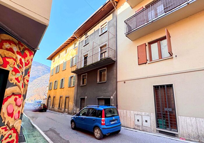 Casa con 12 locali in vendita in Via Manzoni, Esine