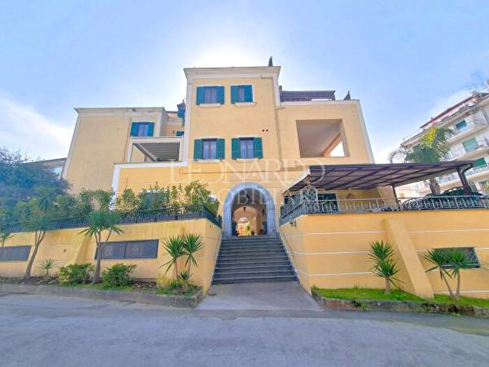 Appartamento trilocale in vendita in Via Capodimonte, Napoli