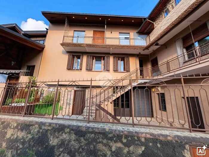 Appartamento quadrilocale in vendita in Via CLI, Clusone