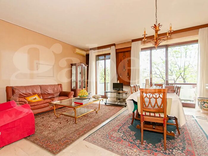 Appartamento quadrilocale in vendita in Viale Gran Sasso, Milano