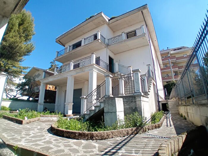 Casa con 12 locali in vendita in Via dei Frentani, Chieti