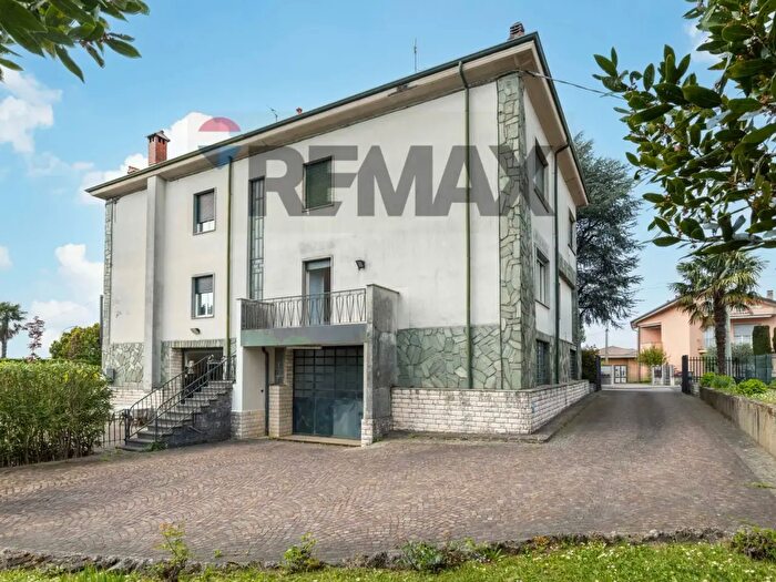 Casa con 11 locali in vendita in Via Roma, Casatenovo