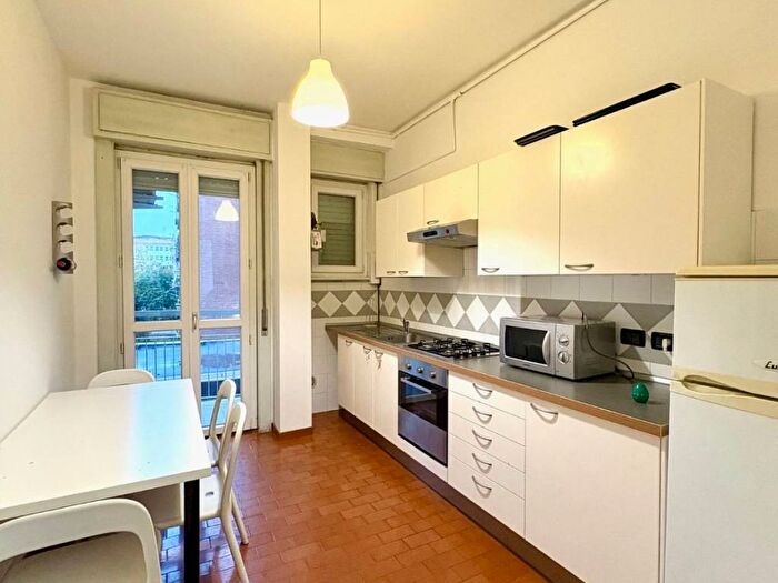 Appartamento trilocale in affitto in Piazza Serafino Belfanti, Famagosta, Milano