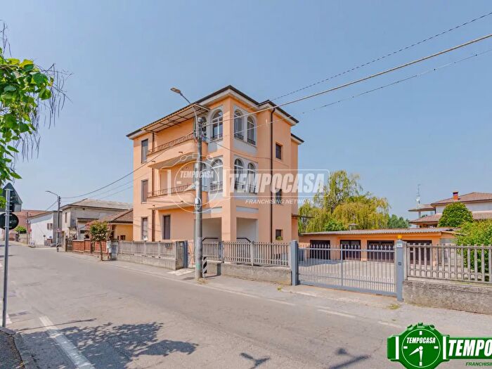 Appartamento trilocale in vendita in Via Olona, Albuzzano