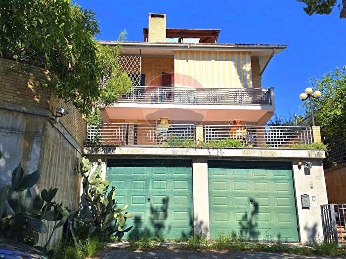 Casa con 8 locali in vendita in Recanati