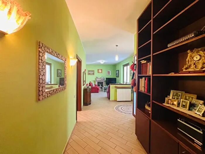 Casa con 5 locali in vendita in Via Santorre Santarosa, Parabiago