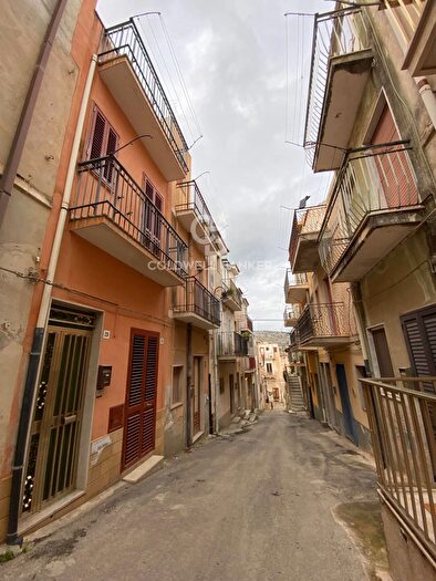 Casa quadrilocale in vendita in Via Nebba, Scicli