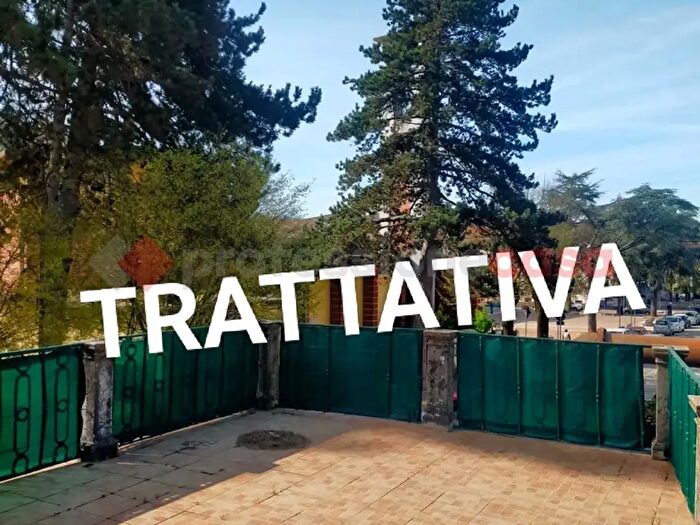 Appartamento con 6 locali in vendita in Via Roma Snc, Carsoli