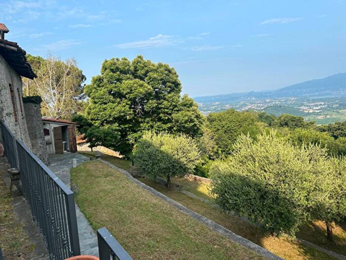 Appartamento trilocale in affitto in Via Novembre, Centro, Galbiate