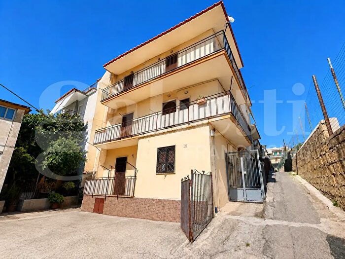 Appartamento quadrilocale in vendita in Via Virgilio, Bacoli