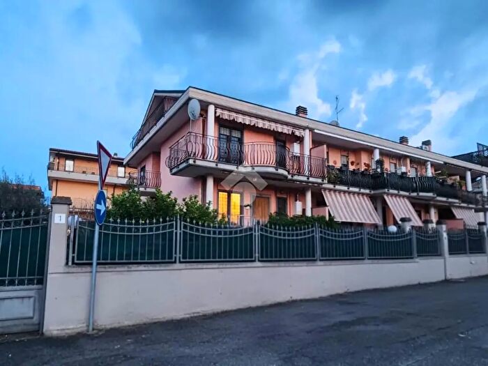 Appartamento trilocale in vendita in Via Borghesiana, Roma