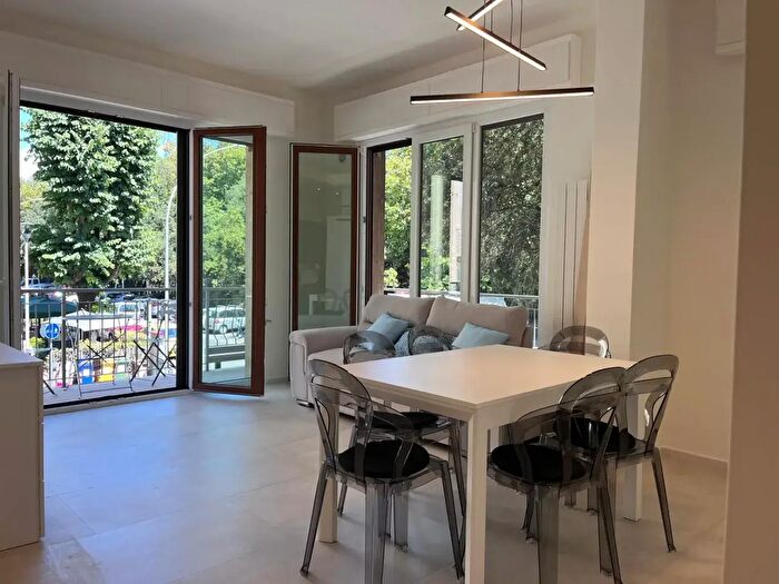 Appartamento con 6 locali in affitto in Viareggio