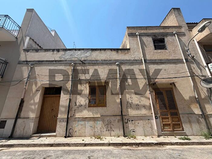 Casa con 7 locali in vendita in Via Faro Pizzoli, Cinisi