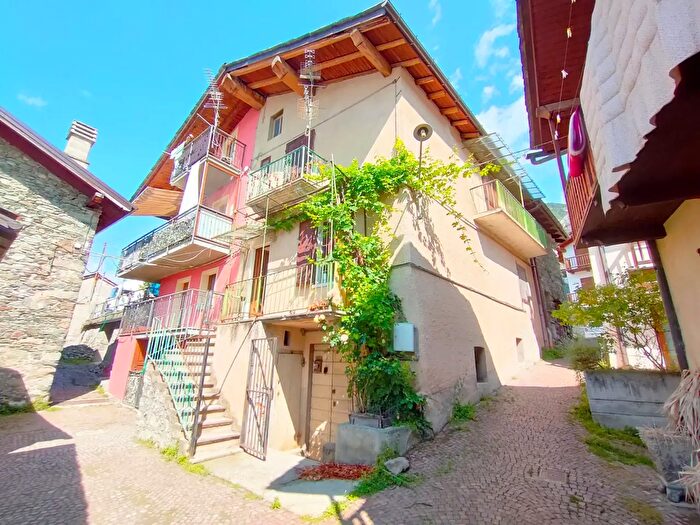 Casa quadrilocale in vendita in Frazione Ecrivin, Saint Vincent