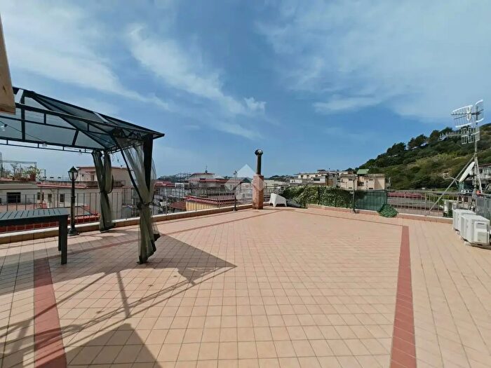 Appartamento quadrilocale in vendita in Via Miseno, Pozzuoli