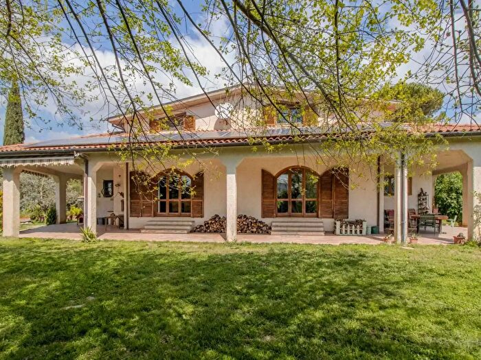 Casa con 20 locali in vendita in Castelnuovo Di Farfa