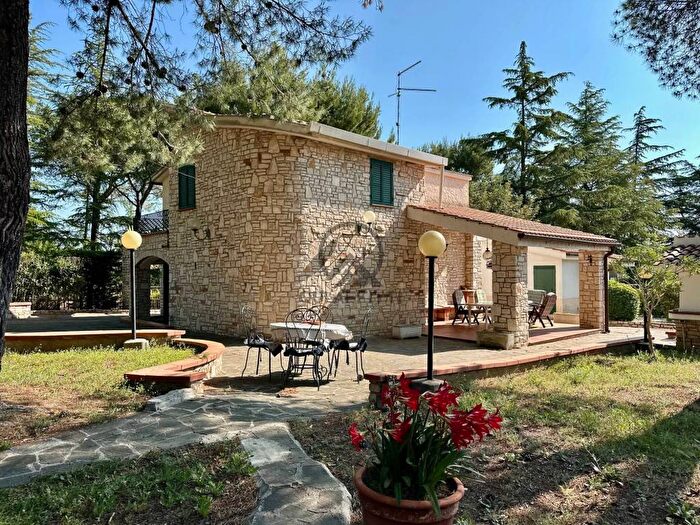 Casa con 6 locali in affitto in Via Madonna della Quercia, Montegrosso Boschetto, Andria