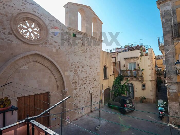 Appartamento con 6 locali in vendita in Piazza del Precursore, Siracusa