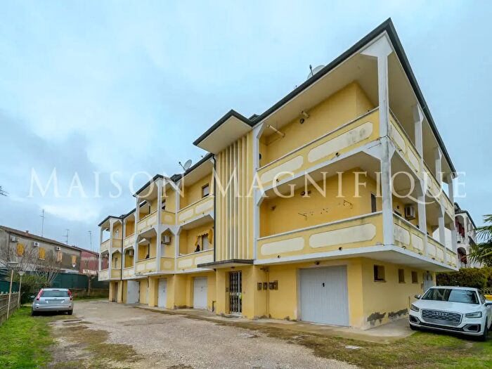 Appartamento con 5 locali in vendita in Via Filippo Carli, Comacchio