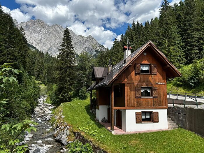 Casa con 8 locali in vendita in Via della Segheria, Forni Avoltri