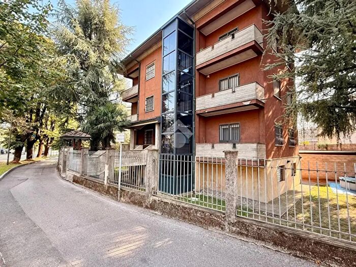 Appartamento con 5 locali in vendita in Largo Maggio, Treviglio