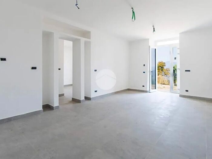 Appartamento trilocale in vendita in Via Cima di S Pantaleo, Genova