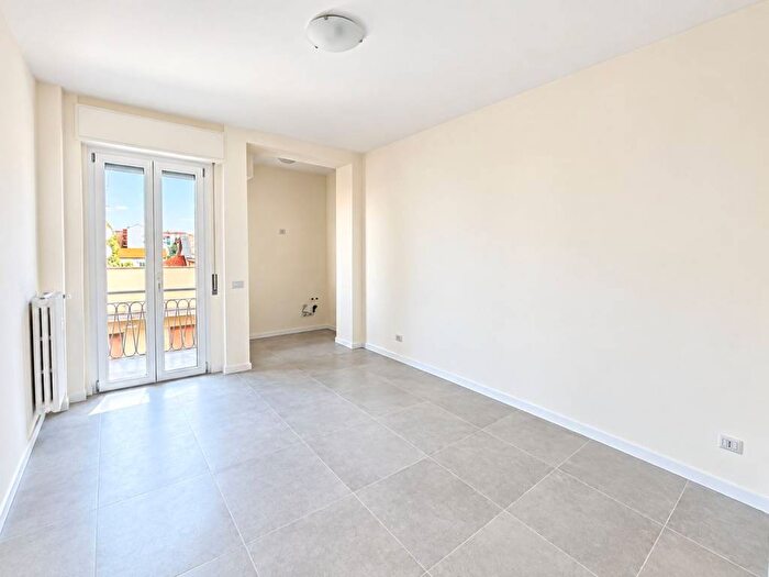 Appartamento trilocale in affitto in Piazza Napoli, Milano