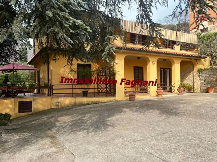 Casa con 6 locali in vendita in Via Colle PetroneVelletri, Velletri