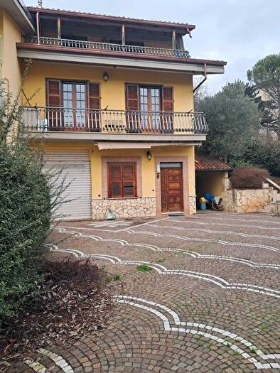 Casa con 5 locali in affitto in Via dei Bucaneve, Centro, Alatri
