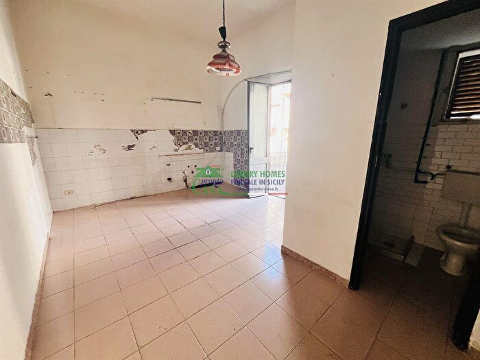 Casa con 9 locali in vendita in Via Generale Amato, Comiso