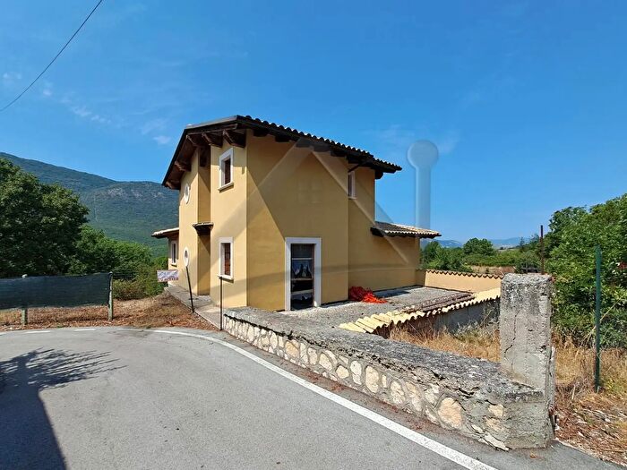 Casa con 6 locali in vendita in Via Spaccio, Fagnano Alto