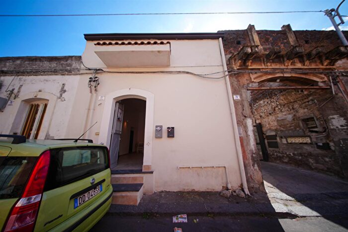 Appartamento trilocale in vendita in Via Vitaliti, Catania