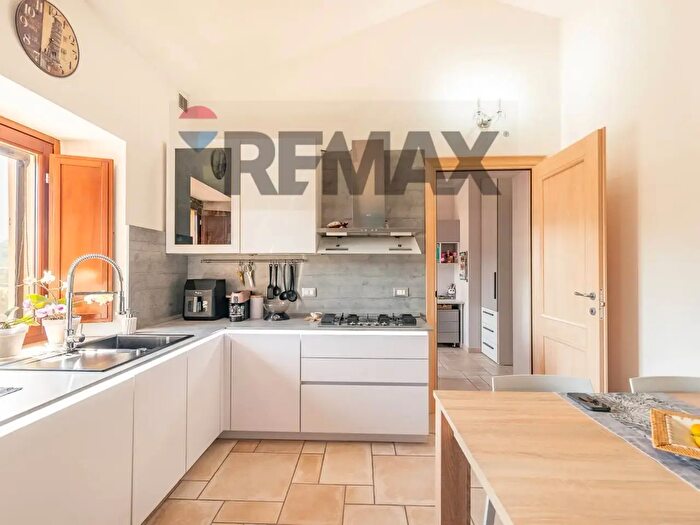 Casa con 6 locali in vendita in Via Tufo, Rosora