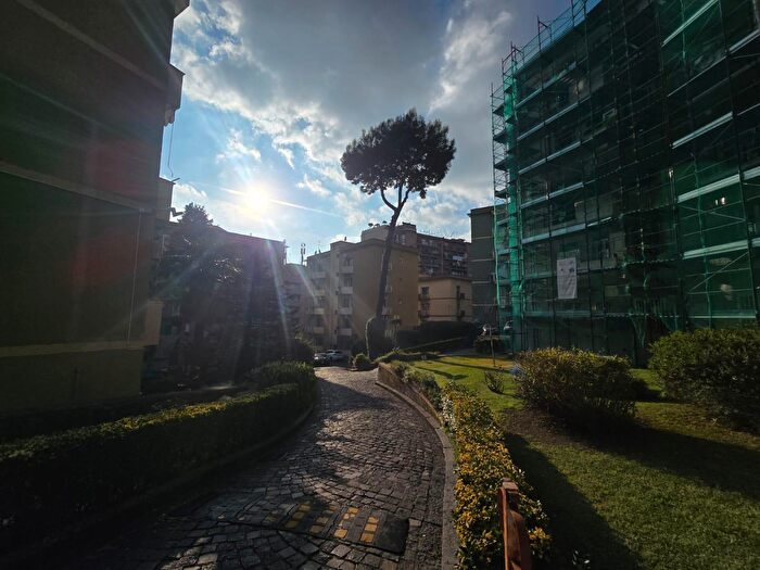 Appartamento trilocale in vendita in Via Consalvo, Napoli