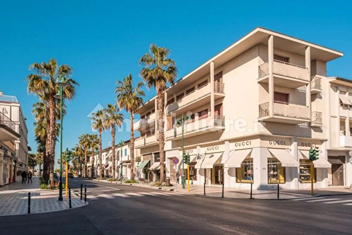 Appartamento trilocale in affitto in Via Ammiraglio Morin a, Forte Dei Marmi