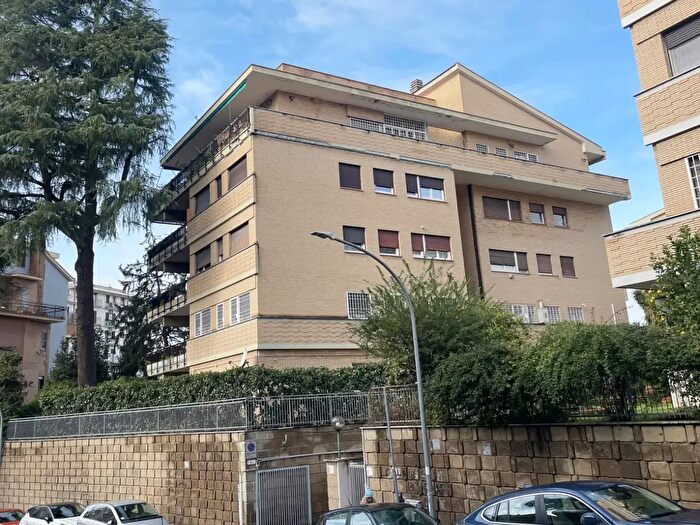 Appartamento con 5 locali in vendita in Via del Casal Giuliani, Roma