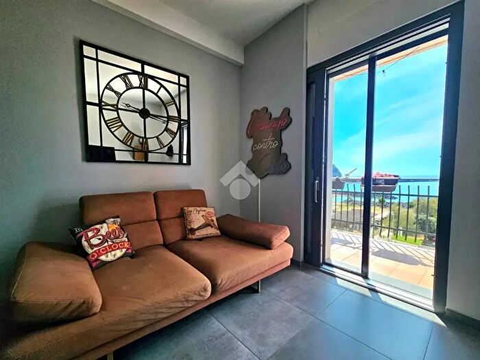 Appartamento trilocale in vendita in Via di Pozzuoli, Napoli