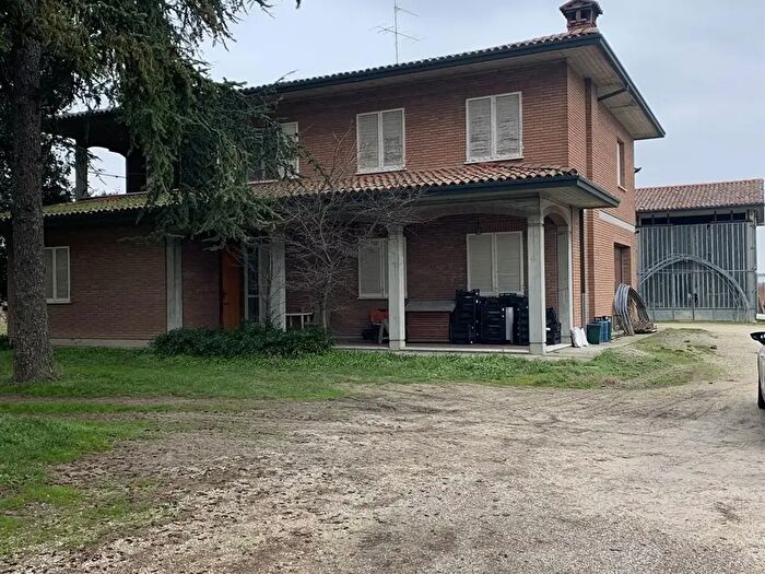 Casa con 9 locali in vendita in Russi