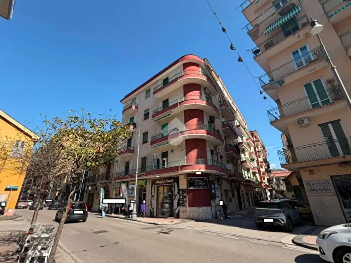 Appartamento trilocale in vendita in Via Posidonia, Salerno