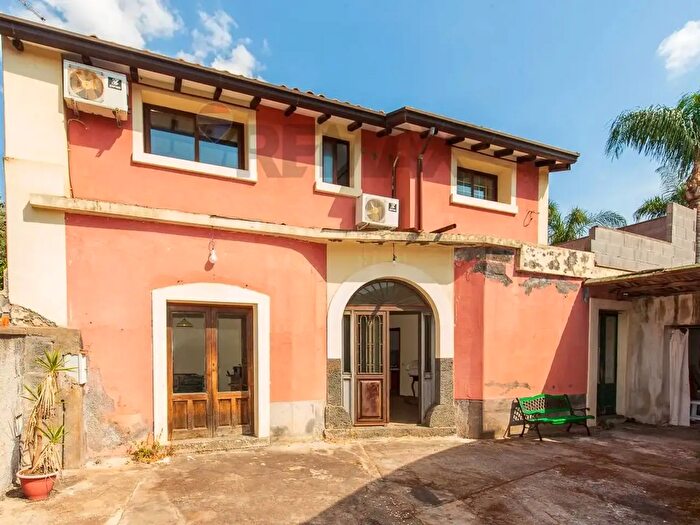 Casa con 6 locali in vendita in Via San Nicolo', Aci Catena