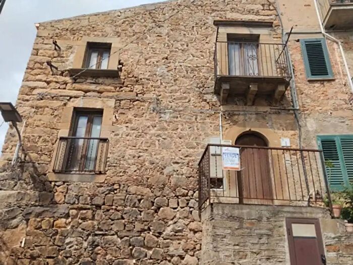 Casa trilocale in vendita in Via Armando Diaz, Castel Di Lucio