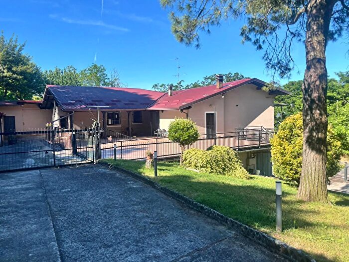 Casa con 10 locali in vendita in Dante, Broni