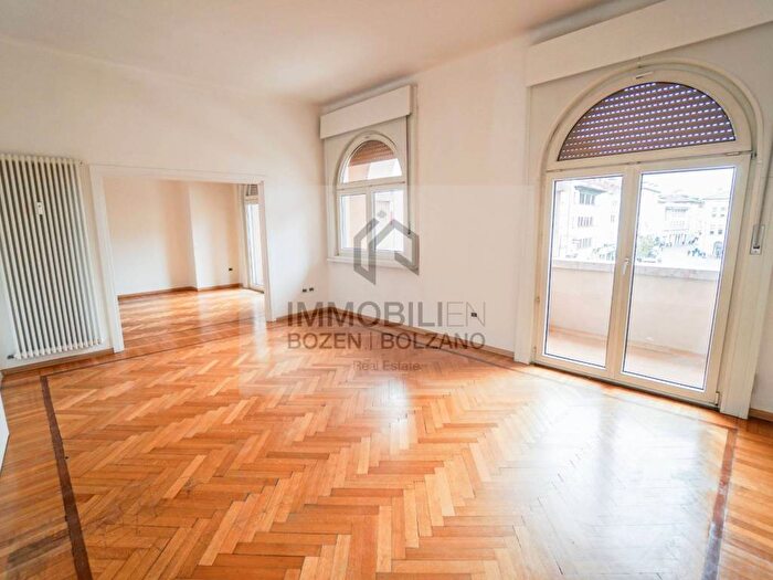 Appartamento con 5 locali in affitto in Piazza Domenicani, Centro, Bolzano