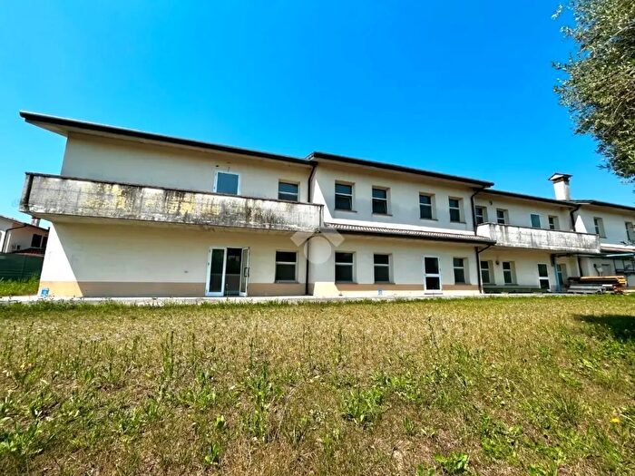 Casa con 9 locali in vendita in Via Cornaro, Maser