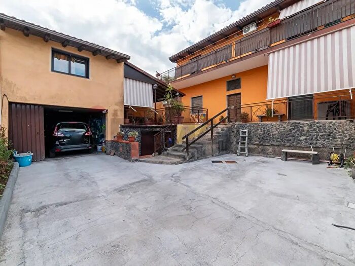 Casa con 10 locali in vendita in Via Giuffrida Salvatore, Mascalucia