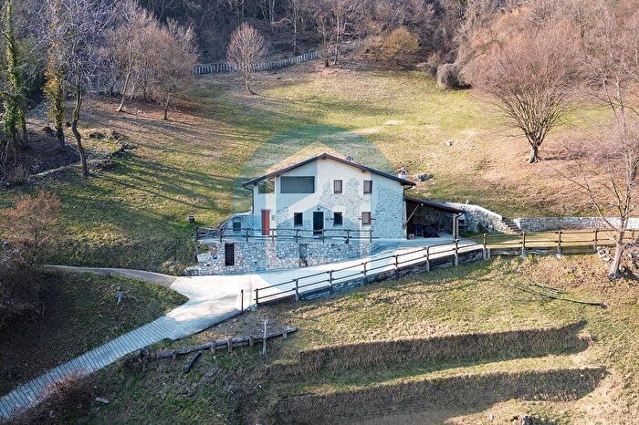 Casa quadrilocale in vendita in Fonteno Loca, Fonteno