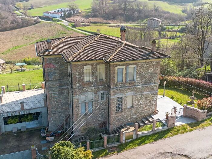 Casa con 10 locali in vendita in Via Silvani, Vernasca